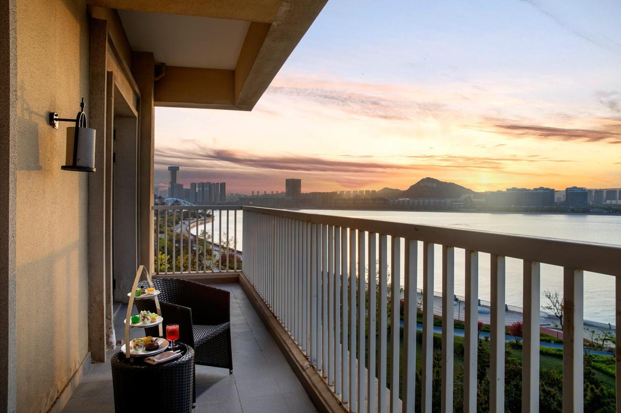 Crowne Plaza Qingdaoorientalmoviemetropolis By Ihg Hotell Eksteriør bilde